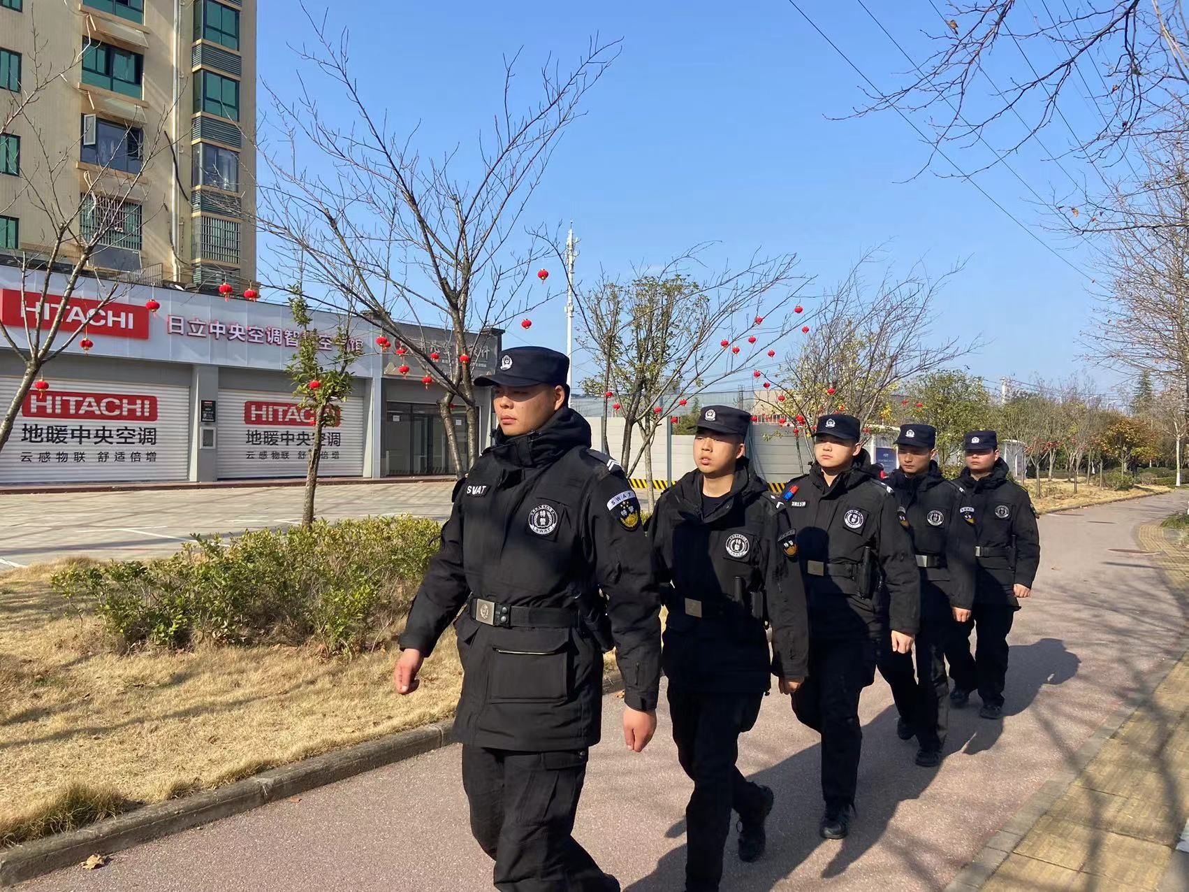 组图:红蓝闪烁,威武警姿!咸安特巡警这样守护新年